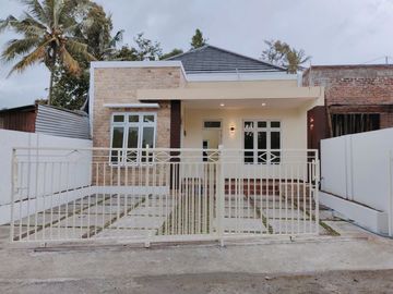 Rumah Baru di Jalan Kaliurang Km 12 Dekat UII Pusat dan Pasar Gentan