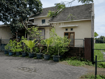 Rumah Di Berbah Dengan Lantai Granit Dan View Sawah