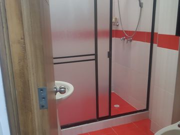SE VENDE EXCELENTE PROPIEDAD CON RENTA EN LOS ALCÁZARES, MANIZALES
