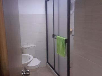 SE VENDE EXCELENTE PROPIEDAD CON RENTA EN LOS ALCÁZARES, MANIZALES