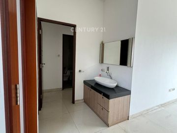Disewakan Ruko 4 Lantai 1 Mezanine Dan Roof Top Di Pondok Pinang