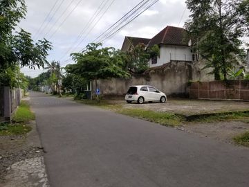 Tanah pekarangan cukup luas di utara SMP N 1 Depok