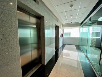 VENTA DE OFICINA AMUEBLADA TORRE JV2 SOBRE LA ATLIXCAYOTL