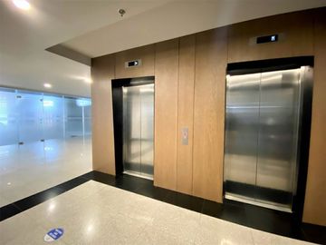VENTA DE OFICINA AMUEBLADA TORRE JV2 SOBRE LA ATLIXCAYOTL