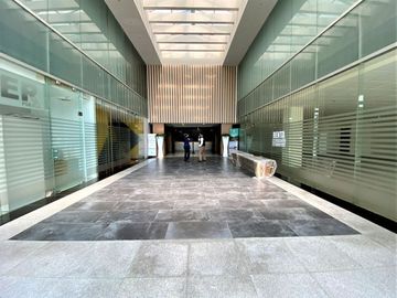 VENTA DE OFICINA AMUEBLADA TORRE JV2 SOBRE LA ATLIXCAYOTL