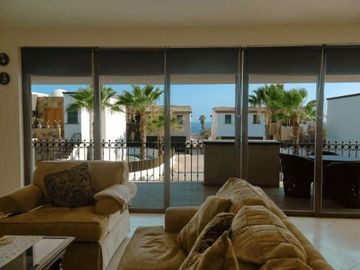 Casa con techos altos, jacuzzi, en residencial Ciruelos en venta Cabo San Lucas