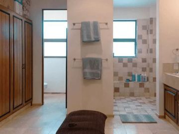 Casa con techos altos, jacuzzi, en residencial Ciruelos en venta Cabo San Lucas