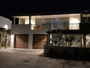 Casa con techos altos, jacuzzi, en residencial Ciruelos en venta Cabo San Lucas