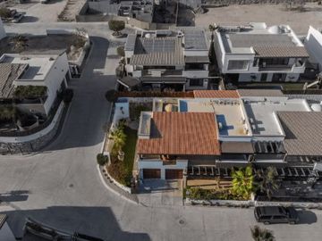 Casa con techos altos, jacuzzi, en residencial Ciruelos en venta Cabo San Lucas