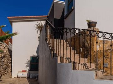 Casa con techos altos, jacuzzi, en residencial Ciruelos en venta Cabo San Lucas