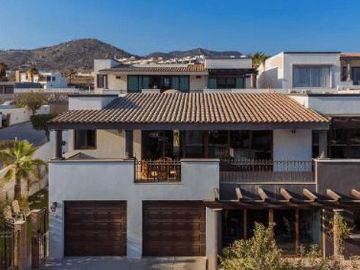Casa con techos altos, jacuzzi, en residencial Ciruelos en venta Cabo San Lucas