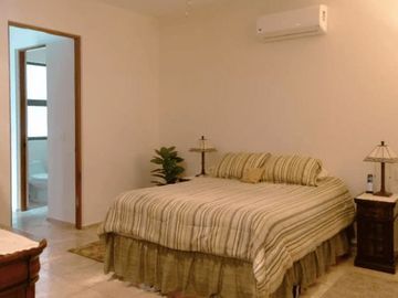 Casa con techos altos, jacuzzi, en residencial Ciruelos en venta Cabo San Lucas