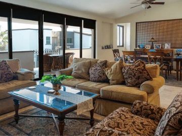 Casa con techos altos, jacuzzi, en residencial Ciruelos en venta Cabo San Lucas