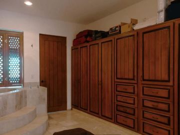 Casa con techos altos, jacuzzi, en residencial Ciruelos en venta Cabo San Lucas