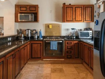Casa con techos altos, jacuzzi, en residencial Ciruelos en venta Cabo San Lucas