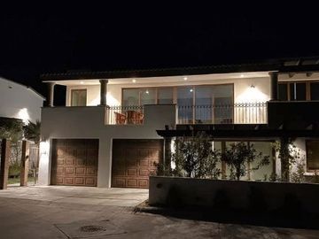 Casa con techos altos, jacuzzi, en residencial Ciruelos en venta Cabo San Lucas