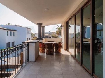 Casa con techos altos, jacuzzi, en residencial Ciruelos en venta Cabo San Lucas