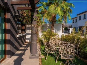 Casa con techos altos, jacuzzi, en residencial Ciruelos en venta Cabo San Lucas