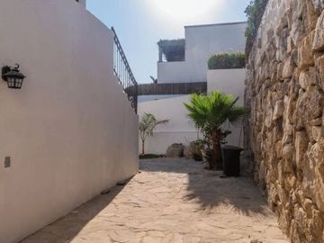 Casa con techos altos, jacuzzi, en residencial Ciruelos en venta Cabo San Lucas