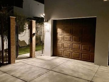 Casa con techos altos, jacuzzi, en residencial Ciruelos en venta Cabo San Lucas