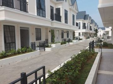 LAVIN 2 CLUSTER MARGONITE BELUM PERNAH DI HUNI DI JUAL RUGI