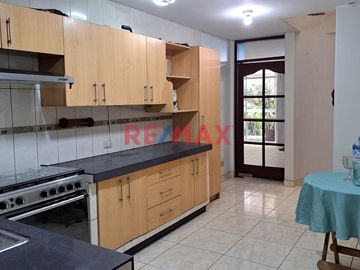 Tu Nuevo Hogar Te Espera En Los Olivos, Casa Amplia Y Moderna Lista Para Mudarse