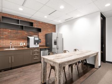 Fully serviced private office space for you and your team in Regus Tempo Scan