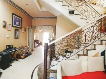 Rumah sangat mewah, arabian style ada kolam renang dan furniture mewah di gayungsari dekat masjid agung