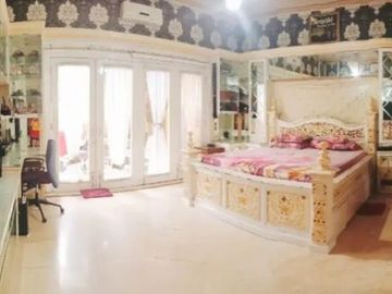 Rumah sangat mewah, arabian style ada kolam renang dan furniture mewah di gayungsari dekat masjid agung