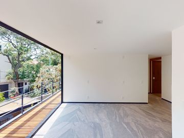 HERMOSA CASA EN CALLE CERADA