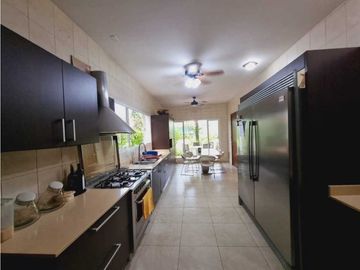 CASA CON PISCINA EN COSTA DEL ESTE  1800MT