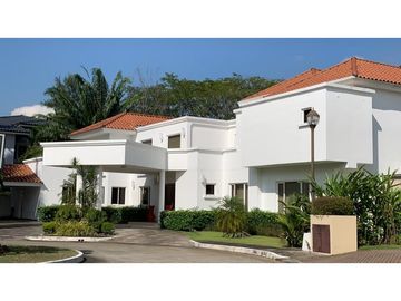 CASA CON PISCINA EN COSTA DEL ESTE  1800MT