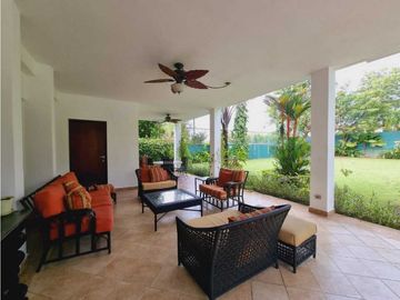 CASA CON PISCINA EN COSTA DEL ESTE  1800MT