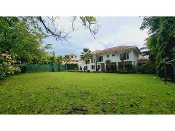 CASA CON PISCINA EN COSTA DEL ESTE  1800MT