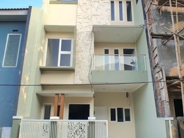 Rumah Baru 3 Lantai Luas 96 di Sulfat kota Malang