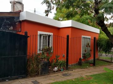 Venta de excelente PH en CASTELAR NORTE, sobre calle Florencio Sanchez al 2000