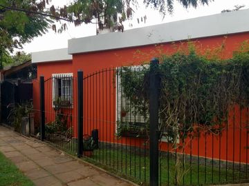 Venta de excelente PH en CASTELAR NORTE, sobre calle Florencio Sanchez al 2000