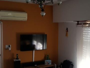 Venta de excelente PH en CASTELAR NORTE, sobre calle Florencio Sanchez al 2000