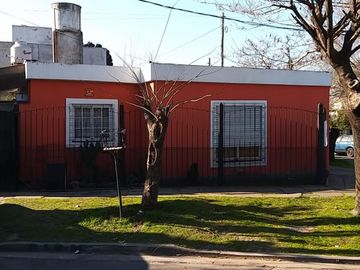 Venta de excelente PH en CASTELAR NORTE, sobre calle Florencio Sanchez al 2000