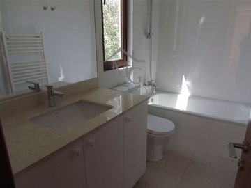 Casa en venta de 4 dorm. en Piedra Roja Colina