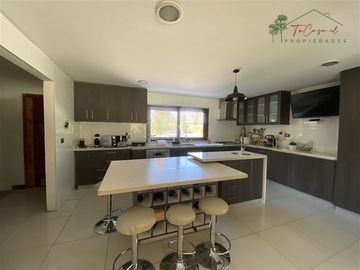 Casa en parcela venta 5D/5B +2 estar en Club de Golf Oliveto