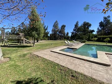 Casa en parcela venta 5D/5B +2 estar en Club de Golf Oliveto
