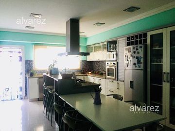 Casa 4 ambientes con parque Ituzaingó Sur.