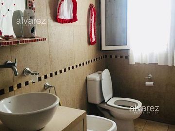 Casa 4 ambientes con parque Ituzaingó Sur.