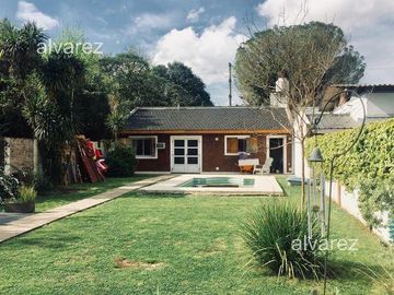 Casa 4 ambientes con parque Ituzaingó Sur.