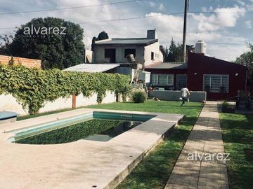 Casa 4 ambientes con parque Ituzaingó Sur.