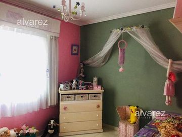 Casa 4 ambientes con parque Ituzaingó Sur.