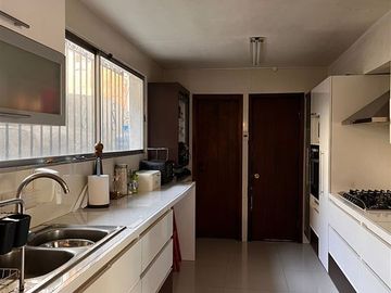 Se Vende Casa para remodelar, 5 dormitorios, Las Condes.