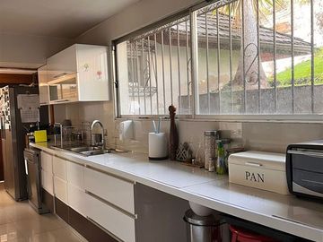 Se Vende Casa para remodelar, 5 dormitorios, Las Condes.