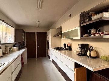 Se Vende Casa para remodelar, 5 dormitorios, Las Condes.
